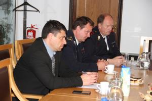 ON 4  Tiskovni predstavnik MORS Aleš Sila  ter predsednika PGD Gorica in Šmartno ob Dreti   Foto Jože Miklavc